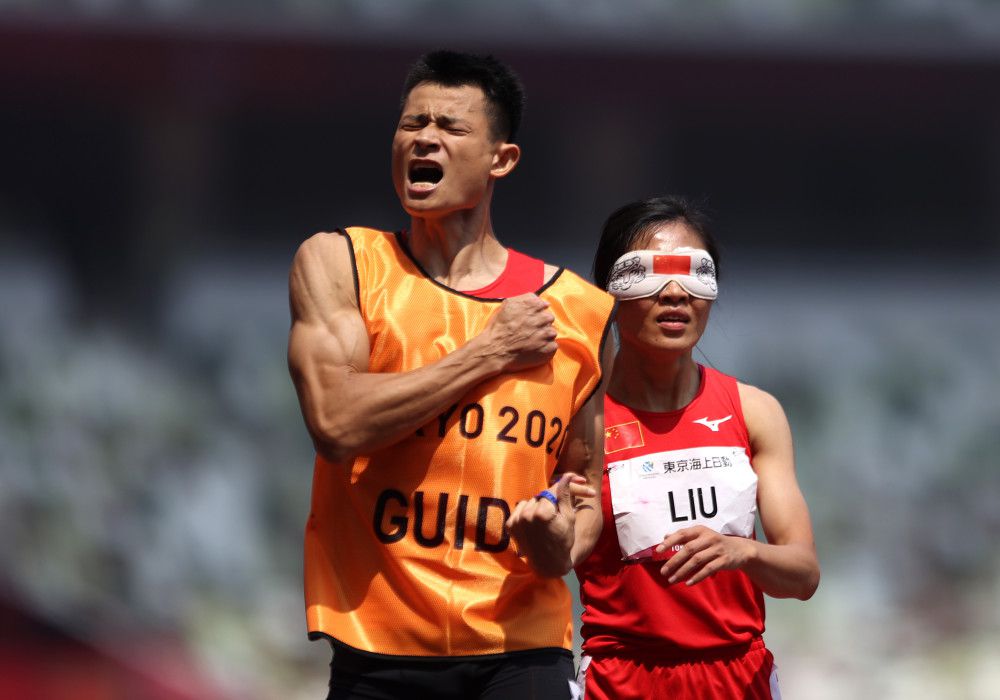 王晶卫（黄子华 饰）是个九十年月前卫的喷鼻港导演，但十分不放在眼里六十年月的粤语片。没想到他穿越时空回到了六十年月，他被年夜导演楚原奉告，只要能在六十年月里拍一部受接待的片子便能归去。王晶卫固然十分无奈，也熟悉了还没有成名时的李奇（罗嘉良 饰）和谢源（吴镇宇 饰）这对一丘之貉。因为王晶卫的特别身份，便率领两人一鸣惊人。李奇与谢源的各自的女友宝珠（张可颐 饰）与芳芳（舒淇 饰）都移情别恋钟情于王晶卫，十分倾心他的才调。李奇与谢源得知环境后，与王晶为隔离了交往。而王晶卫所拍的片子，完全没有人赏识，到底他又可否回到属